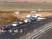 Řidiči na D11 couvali a jeli v protisměru Řidiči na D11 couvali a jeli v protisměru
