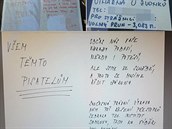 Špatně parkující řidiči si se strážníky dopisují.