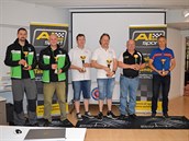 Česká posádka Marek Tomíšek a David Kazda zcela vlevo.