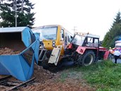 Traktor vjel na Písecku na železniční přejezd v době, kdy tudy projížděl vlak. Traktor vjel na Písecku na železniční přejezd v době, kdy tudy projížděl vlak.