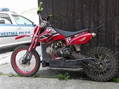 Na piráta silnic čeká jeho motorka u kroměřížských strážníků. Na piráta silnic čeká jeho motorka u kroměřížských strážníků.