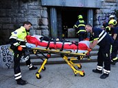 Hasiči zachraňovali dívku, která se propadla do šachty u kyvadla na Letné....