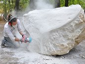 Sochaři Ondřeji Procházkovi připadl největší kámen. Nejdříve z něj měla být... Sochaři Ondřeji Procházkovi připadl největší kámen. Nejdříve z něj měla být...