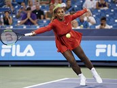 Americk tenistka Serena Williamsov returnuje v duelu proti Pete Kvitov na...
