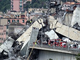 Italtí záchranái pi pátrání po obtech zíceného dálniního mostu v...