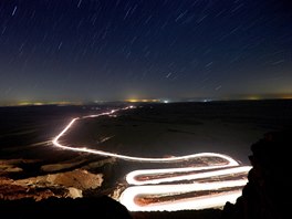 SVTLO VE TM. Snímek silnice vedoucí skrz kráter Machte Ramon na jihu Izraele...