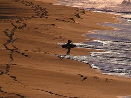CHYTIT VLNU. Surfa na plái Merewether v australském mst Newcastle eká na...