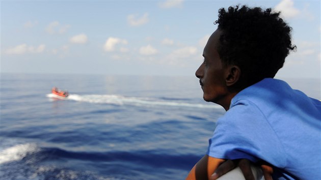 Posdka lodi Aquarius pi sv posledn misi u Libye vzala na palubu stovku migrant (10. srpna 2018)