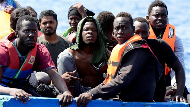 Posdka lodi Aquarius pi sv posledn misi u Libye vzala na palubu stovku migrant. (10. srpna 2018)