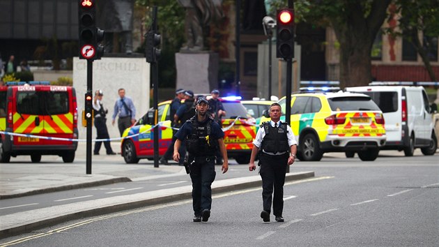 Policejn zsah ped britskm parlamentem, kde idi najel do zbran (14. srpna 2018)