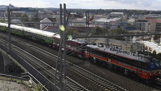Vlak dlouh 477 metr vyjel z ndra Praha-Smchov na festival do Rumunska. (14.8.2018)