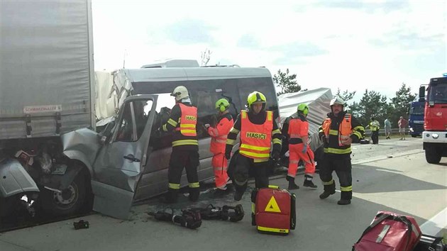 Nehoda mikrobusu a nkladnho auta na 173. kilometru dlnice D1 ve smru na Brno (15.8.2018)