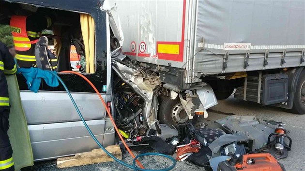 Nehoda mikrobusu a nkladnho auta na 173. kilometru dlnice D1 ve smru na Brno (15.8.2018)