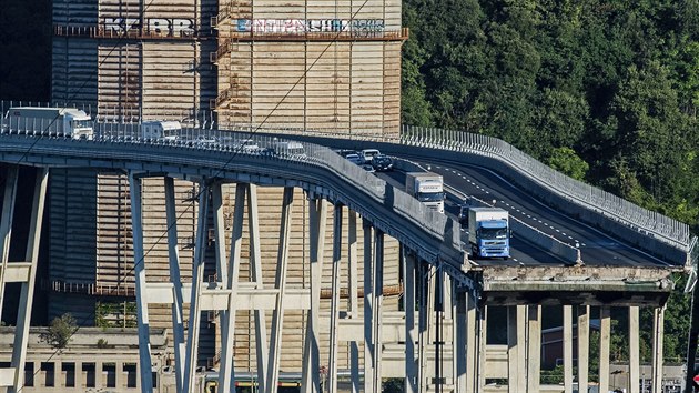 Trosky zcenho mostu v italskm Janov. idii zelenho kamionu supermarketu Basko se podailo zabrzdit tsn ped mstem pdu. (15. srpna 2018)