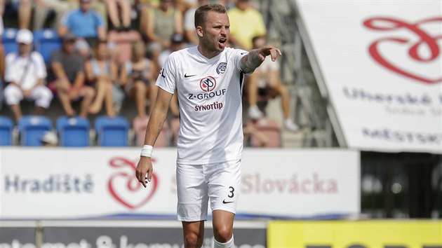 Michal Kadlec ze Slovcka usmruje spoluhre v zpase proti Olomouci.