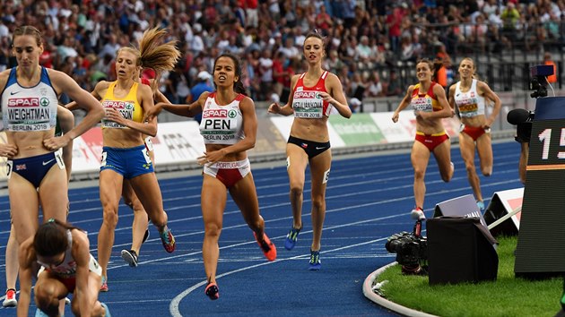 Česká běžkyně Diana Mezuliáníková (třetí zprava) dobíhá do cíle závodu na 1500 metrů na ME v Berlíně.