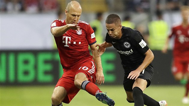 Arjen Robben z Bayernu Mnichov (vlevo) a Mijat Gainovi z Frankfurtu bojuj o m.