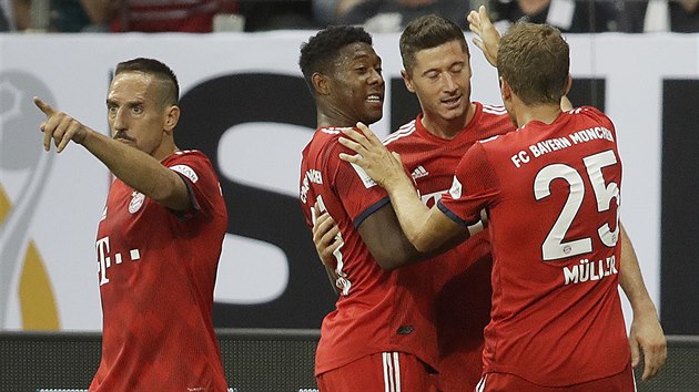 Fotbalist Bayernu Mnichov se raduj z branky v utkn o nmeck Superpohr proti Frankfurtu.