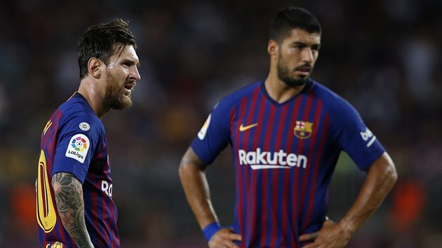 Barcelonsk hvzdy Lionel Messi (vlevo) a Luis Surez zamylen hled bhem zpasu proti Alavs.