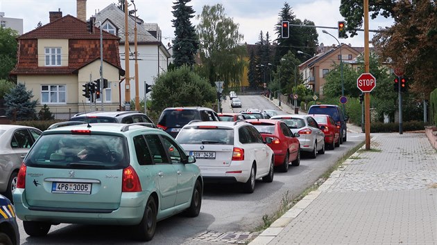 Jedna z kiovatek, kde ppadn prjezd na ervenou hld kamerov systm, je v Jihlav u autobusovho ndra.