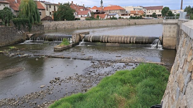 Sucho se podepsalo i na hladin eky Jihlavy v Tebi. Z vody msty vystupuj kusy dna.