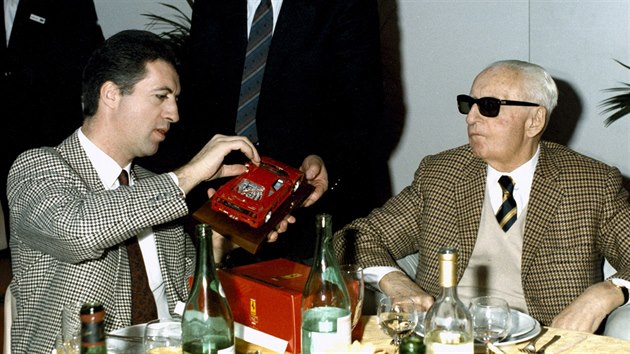 Enzo Ferrari vpravo se synem Pierem, kter dnes vlastn desetinu automobilky.