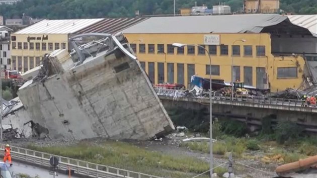 V italskm Janov se ztila st dlninho mostu, na mst je vce ne 20 mrtvch. (14. srpna 2018)
