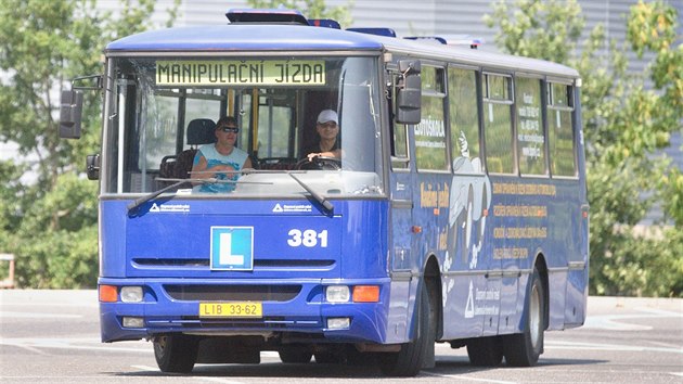 Dopravn podnik v Liberci vb do svch ad nov idie. Lid si mohli vyzkouet, jak to je dit autobus.