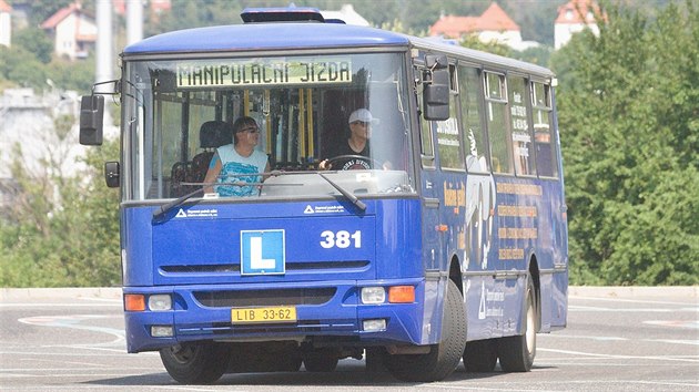 Dopravn podnik v Liberci vb do svch ad nov idie. Lid si mohli vyzkouet, jak to je dit autobus.