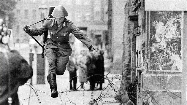Východonmecký voják Conrad Schumann prchá do Západního Berlína. (15. srpna...
