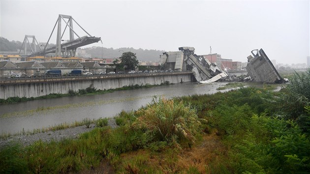 Na frekventovan dlnici v Janov na severu Itlie se ztilo nkolik destek metr mostu. (14. srpna 2018)