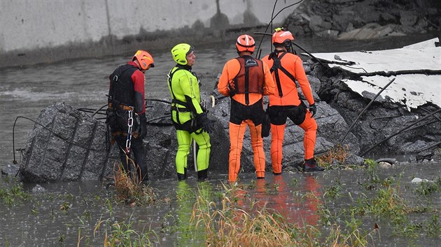Italt zchrani ptraj po obtech zcenho dlninho mostu v severoitalskm Janov. (14. srpna 2018)