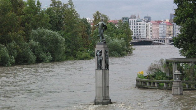 Vltava u zdymadla na Smchov, srpen 2002.