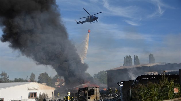 Asi stovka hasi bojovala v nedli odpoledne s rozshlm porem tdrny plast v Kutn Hoe. Po tyech hodinch ho dostali pod kontrolu. (12. 8. 2018)