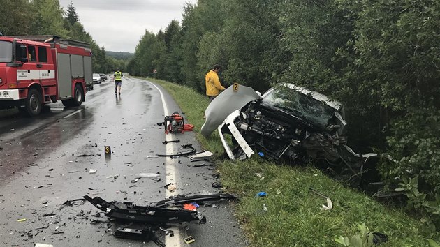 eln stet dvou aut na silnici mezi Rokycany a hlavy nepeil jeden z idi. (10.srpna 2018)