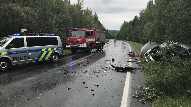 eln stet dvou aut na silnici mezi Rokycany a hlavy nepeil jeden z idi. (10.srpna 2018)