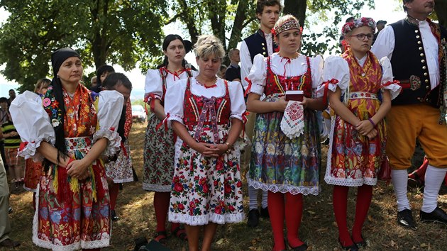 Poutn mi u kostela na vrchu Vavineek, kter je soust Chodskch slavnost, celebroval kardinl Dominik Duka. Stovky lid na ni pily v krojch. (11. srpna 2018)