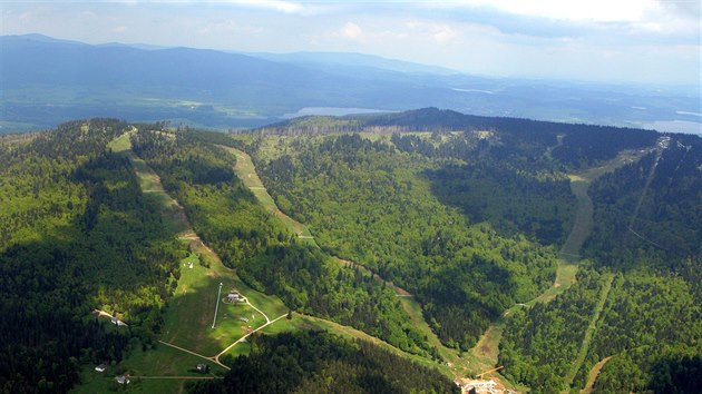 Leteck pohled z roku 2013 na rakousk lyask arel Hochficht. Za vrcholy Hraninku (vlevo) a Smriny je vidt Lipno.