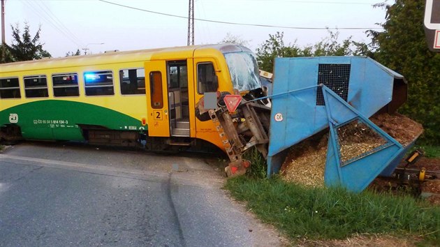 Traktor vjel na Psecku na eleznin pejezd v dob, kdy tudy projdl vlak.