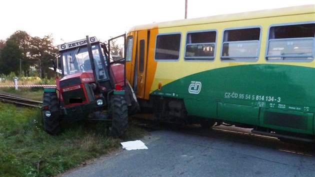 Traktor vjel na Psecku na eleznin pejezd v dob, kdy tudy projdl vlak.
