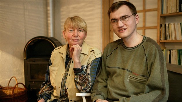 Michal Budnsk se svoj matkou, na snmku z roku 2005.