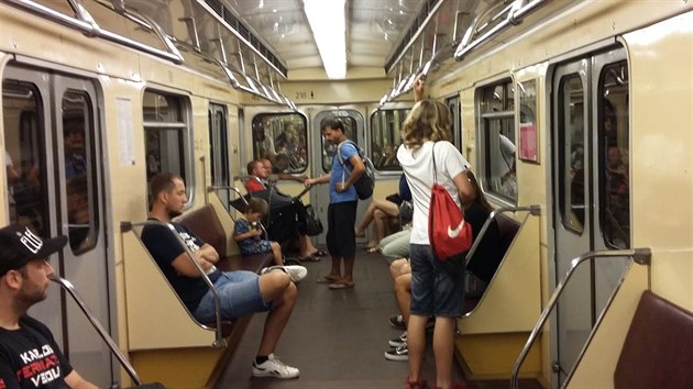 Na trase metra A jezdila historick souprava, pipomn vro (12. srpna 2018).
