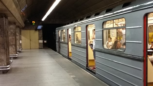 Na trase metra A jezdila historick souprava, pipomn vro (12. srpna 2018).