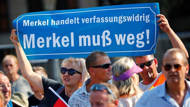 Merkelov jedn protistavn, mus pry, hls transparent na demonstraci v Dranech (16. srpna 2018)