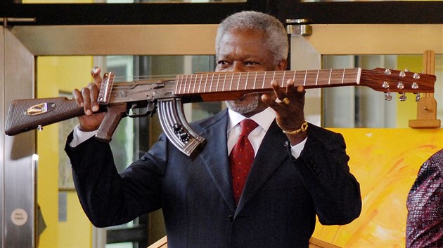 Kofi Annan ve Vdni pedstavil puku pedlanou na kytaru. (11. z 2007)