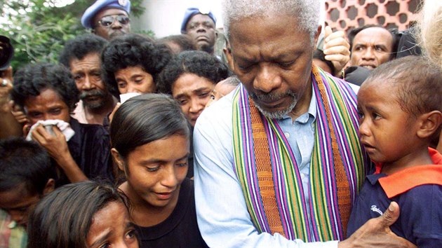 Kofi Annan utuje pbuzn obt tok indonsk milice Liquisa. (17. nora 2000)