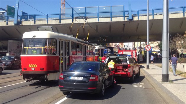 V prask Plzesk ulici se srazily dv tramvaje. Doprava je v mst zcela uzavena (13.8.2018)