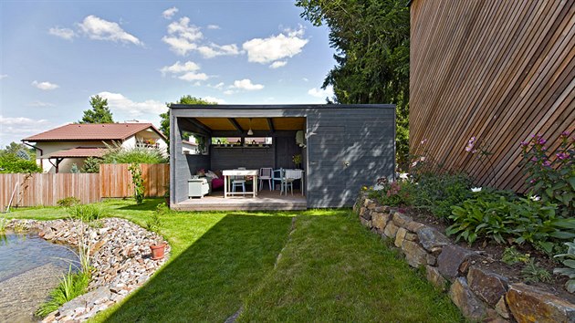 Z obvacho prostoru je pes zahradu vidt do zsti prosklen gare a do zahradnho domeku s venkovn kuchyn a saunou.