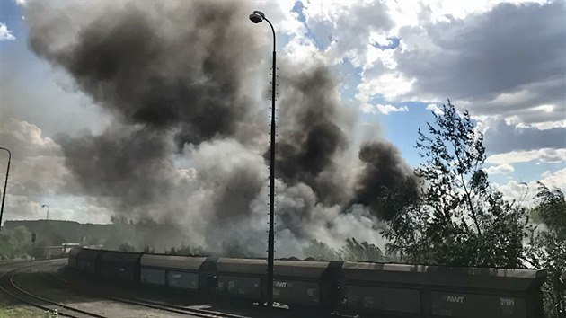 V arelu Poldi Kladno ho pneumatiky, vzhru stoup ern kou (13.8.2018)