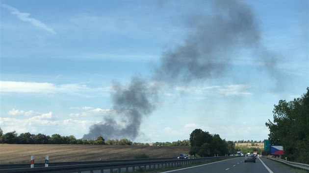 V arelu Poldi Kladno ho pneumatiky, vzhru stoup ern kou (13.8.2018)